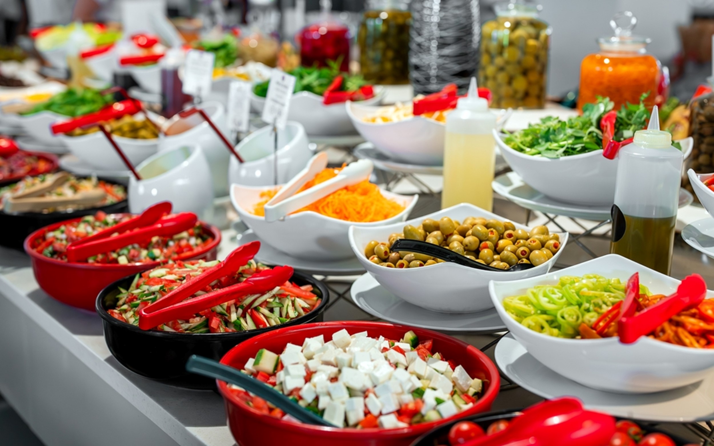 Un bufet all-inclusive cu o varietate mare de mâncare și băuturi